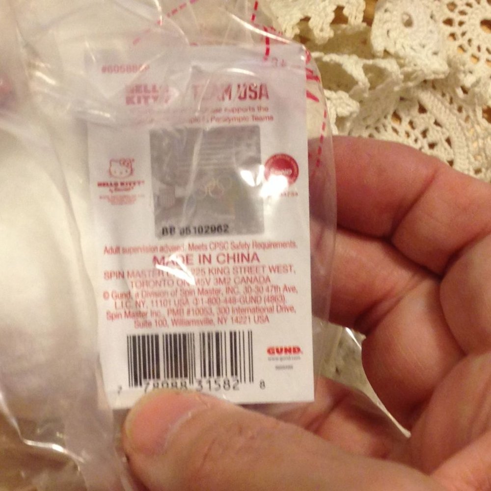 Collectible Hello Kitty Team USA keychain - Picture 2 of 3